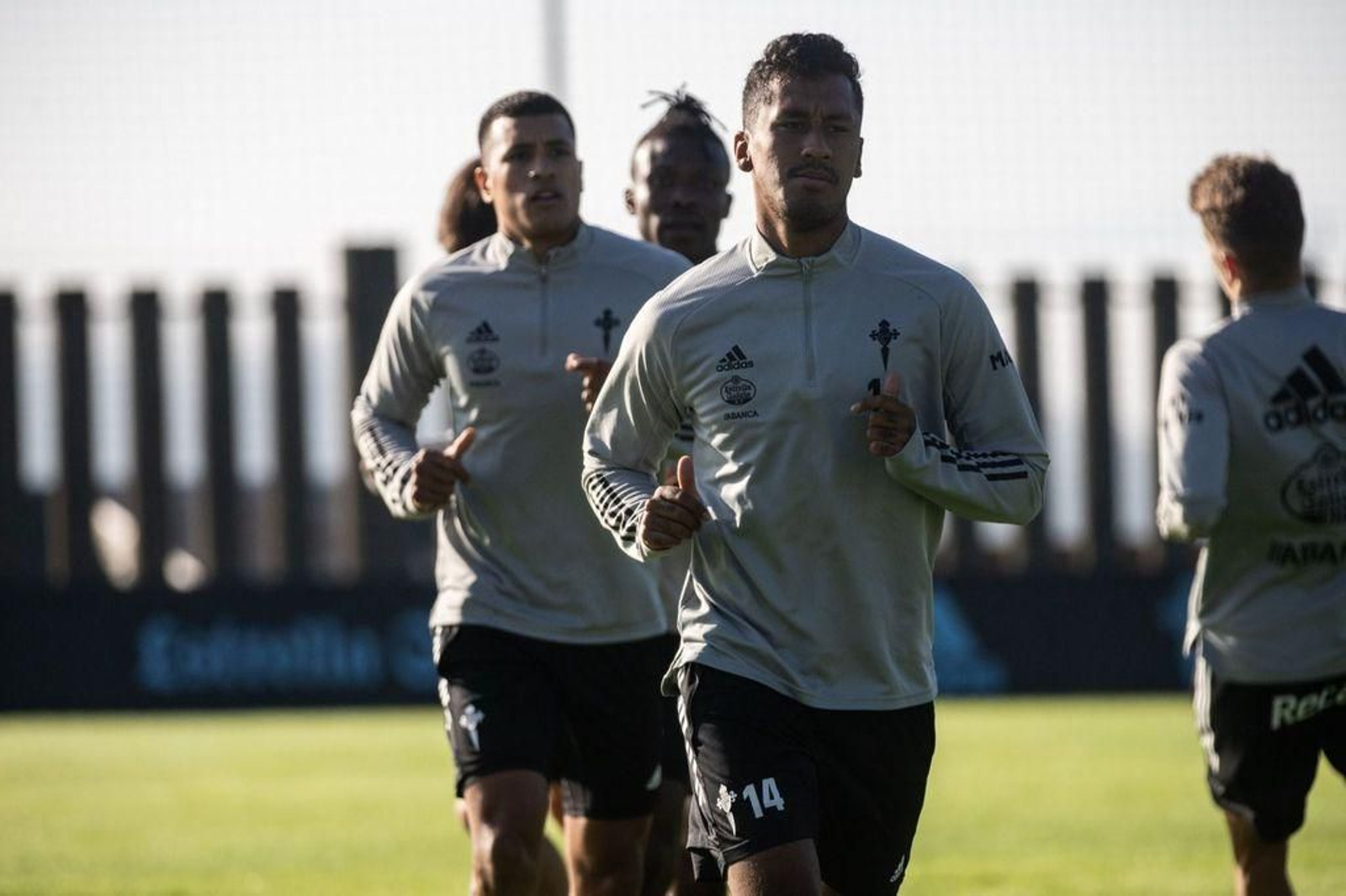 Renato Tapia corriendo sobre el campo de A Madroa.