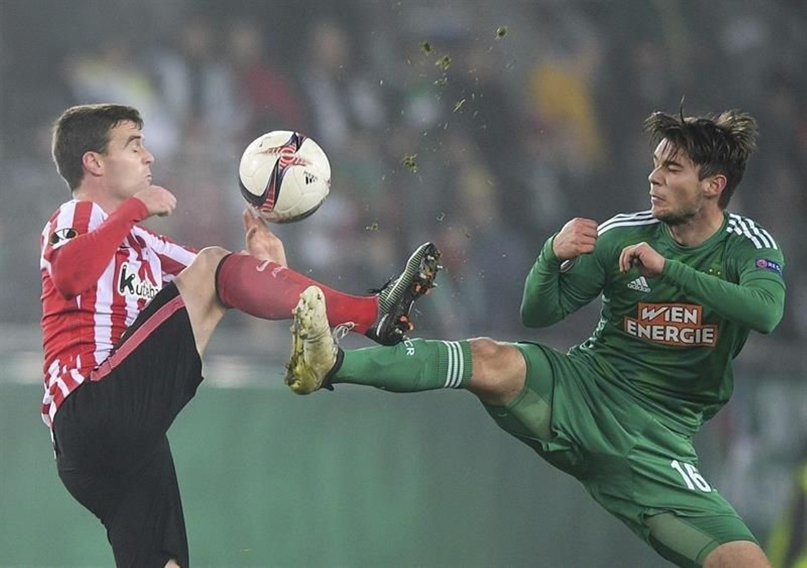 El jugador del Athletic de Bilbao Javier Eraso (i) lucha por el balón con Philipp Malicsek (d) del SK Rapid Vienna