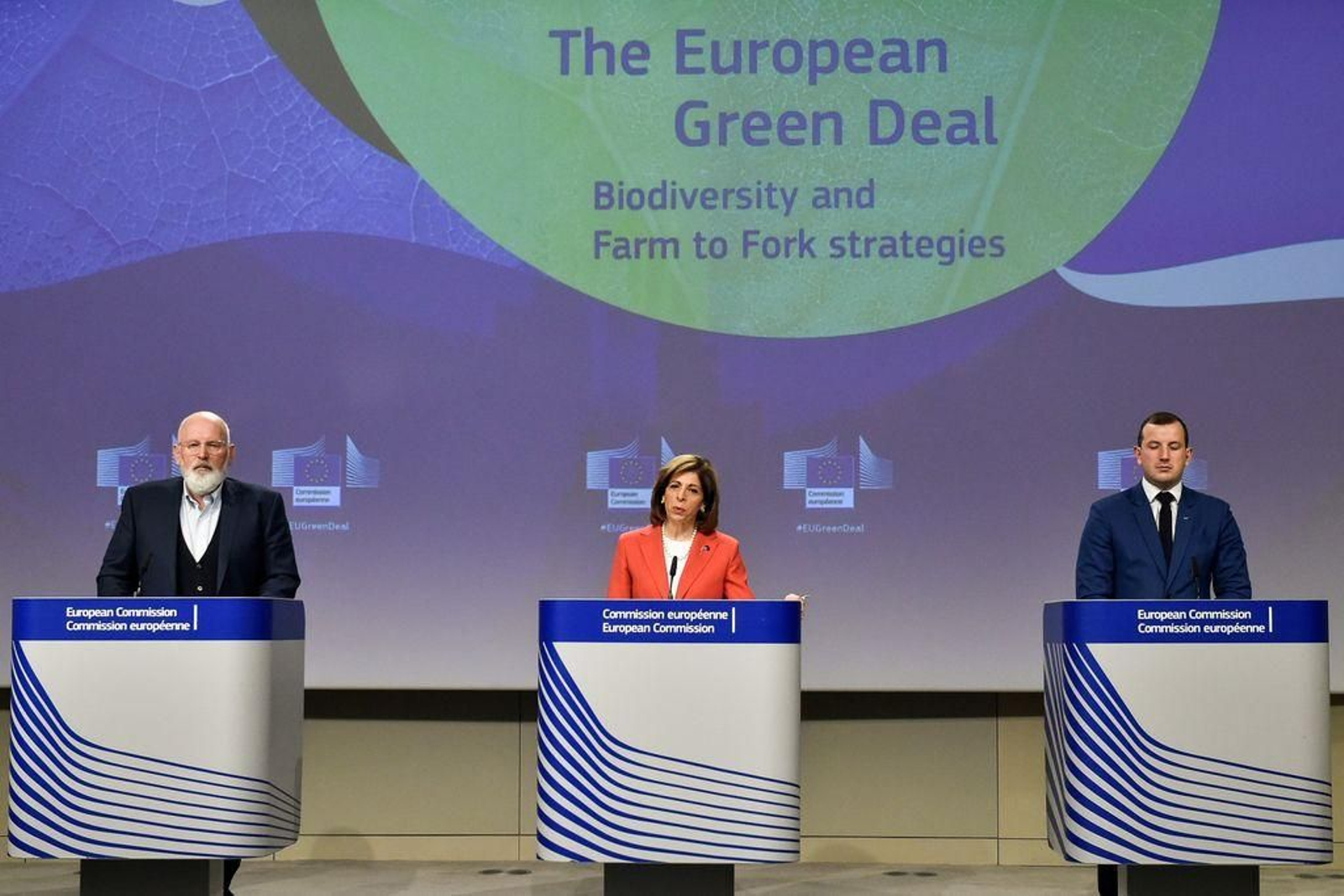Frans Timmermans, Stella Kyriakides y Virginijus Sinkevicius en la presentación del programa verde.