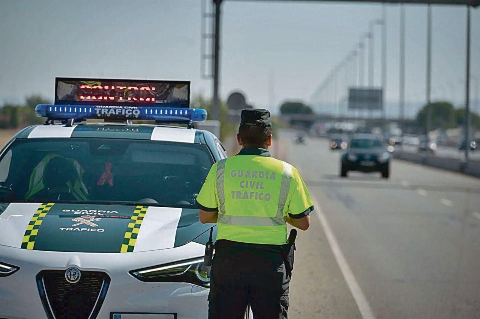 Un agente de Tráfico, durante un control de carretera.