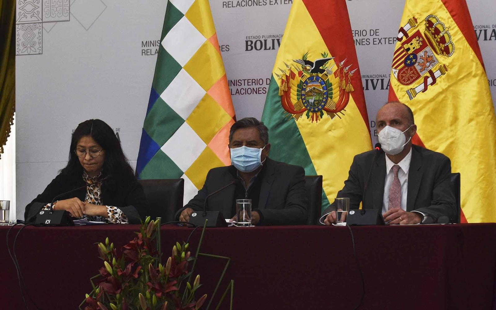La viceministra de Gestión Institucional y Consular de Bolivia (i), Eva Chuquimia, el Canciller boliviano, Rogelio Mayta (centro), y el embajador de España en Bolivia, Francisco Javier Gassó, durante una conferencia de prensa, en la Cancillería boliviana. EFE/ Stringer