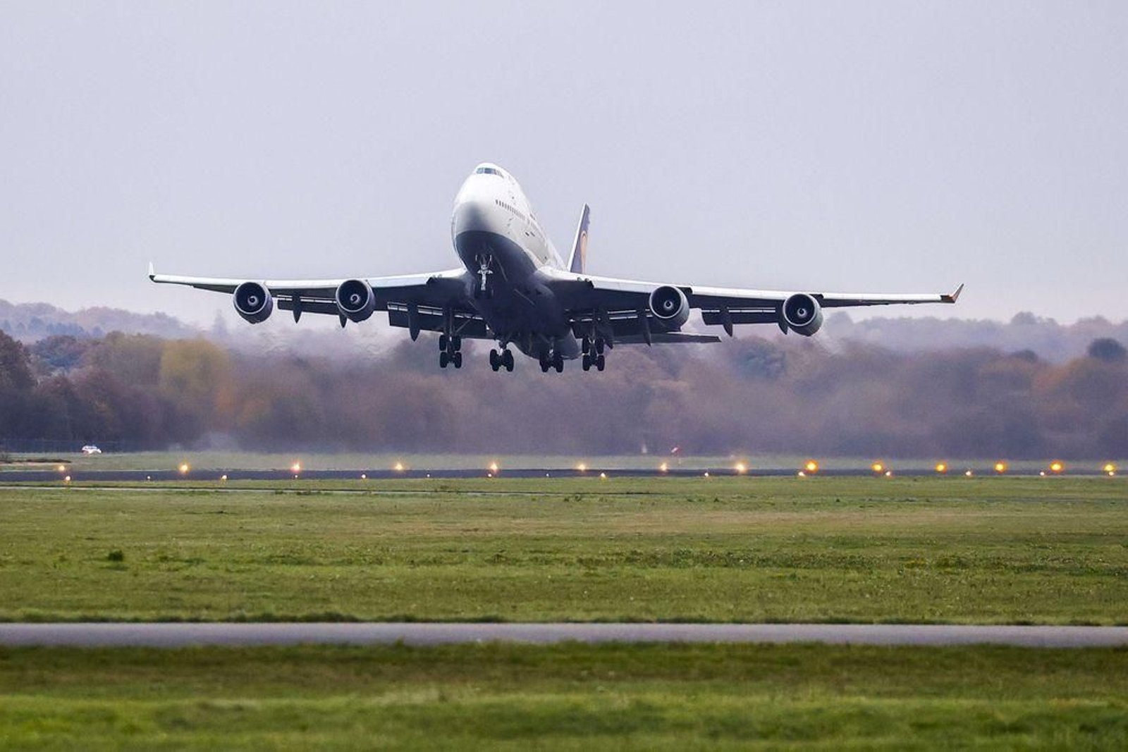 Un Boeing 747 despega en el aeropuerto holandés de Twente, en Enschede.