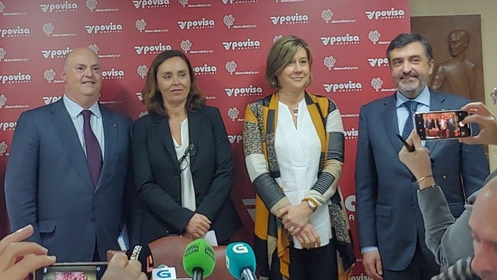 A la izquierda,  el consejero delegado de Ribera Salud, Alberto de Rosa con Elisa Tarazona, María Luisa Brandt y José Bernardo Silveira