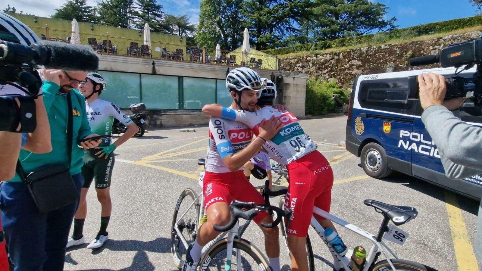 Pablo García se abraza con un compañero tras cruzar la meta.