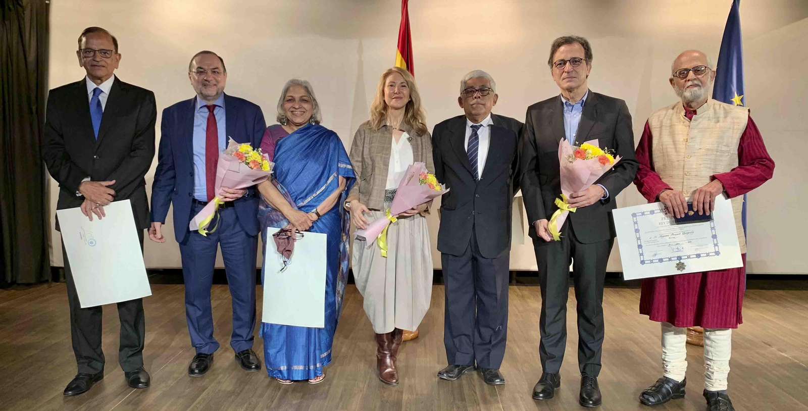 Foto de Archivo. (I-D) El hispanista Anil Dhingra; el director del Instituto Cervantes en Nueva Delhi, Òscar Pujol; la hispanista Vibha Maurya; la segunda jefatura de la embajada de España en la India, Montserrat Momán Pampillo; el hispanista Aparajit Chattopadhyay; el embajador español, José María Ridao; y el hispanista Shyama Prasad Ganguly, durante el acto en el que España condecoró a cuatro hispanistas indios por su labor pionera durante el último medio siglo en introducir el español en la India. EFE/Moncho Torres