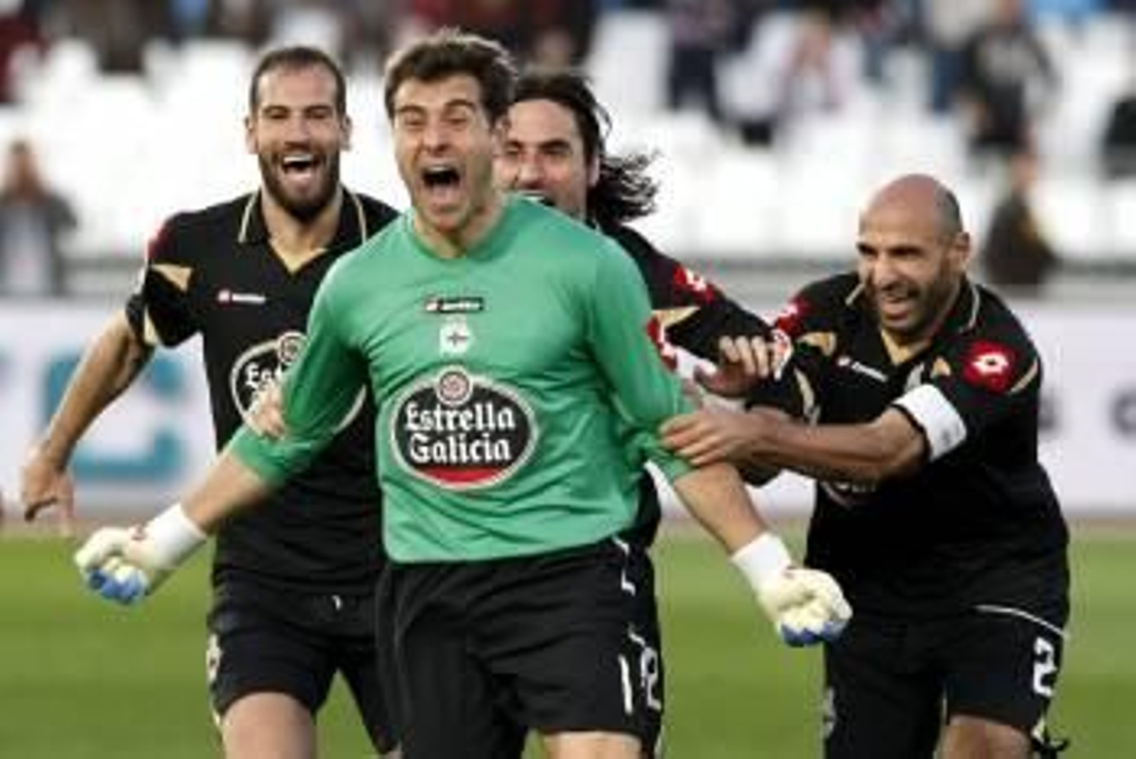 El meta del Deportivo celebra su histórico gol ante el Almería. (Foto: ARCHIVO)