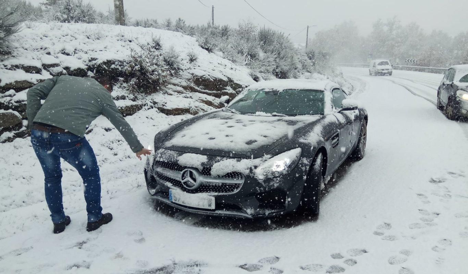 Un vehículo con problemas, en A Mezquita en Ourense