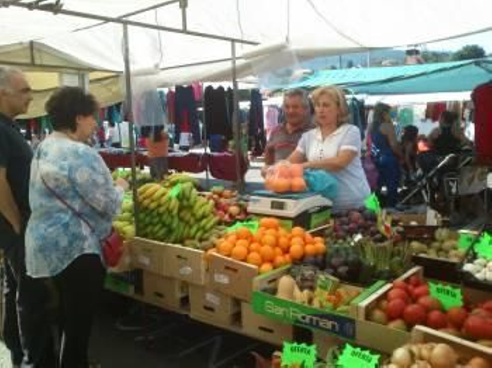Marina, de Salceda de Caselas, en su puesto de frutas en Bembrive.