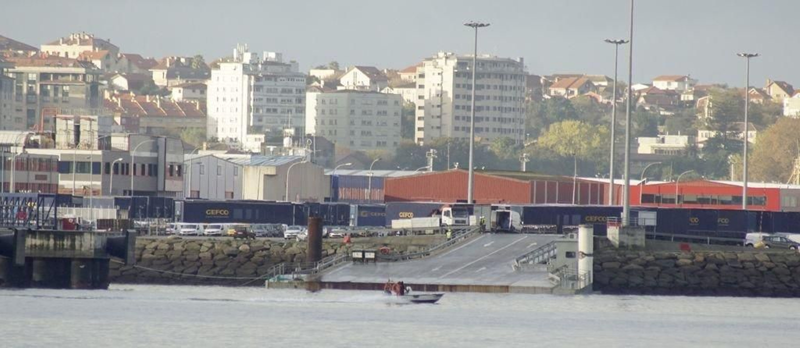 La rampa móvil de la terminal de Bouzas, vinculada al tráfico de coches con Francia de PSA.