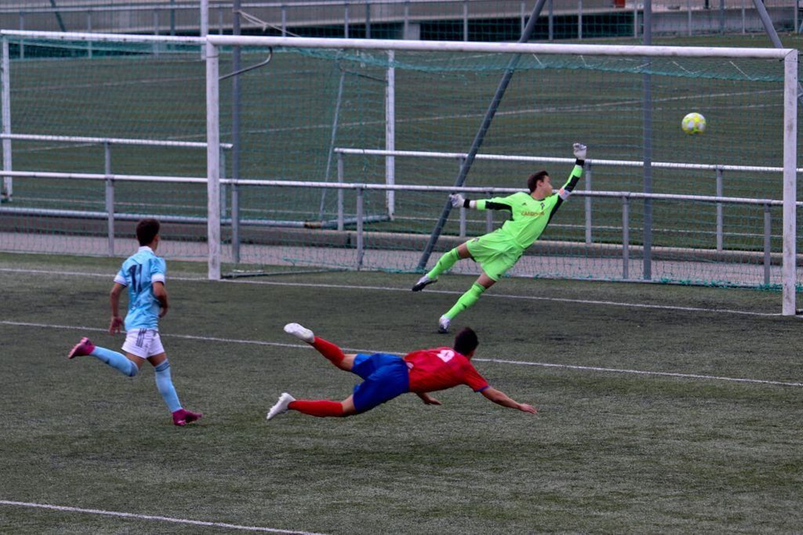Davicín anotó tres goles en el partido de ayer ante el Celta juvenil.