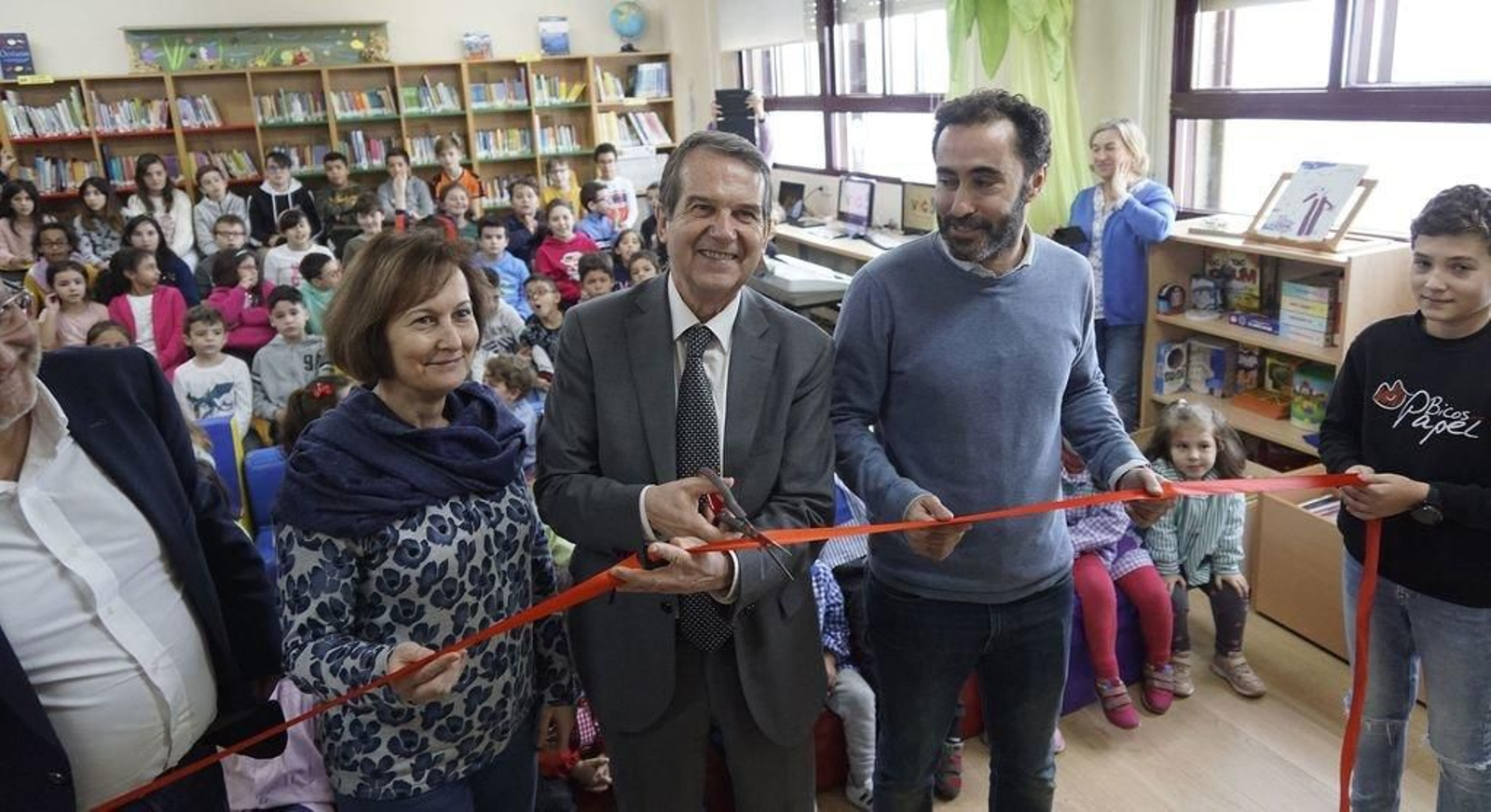 El alcalde cortó la cinta para inaugurar la biblioteca del colegio Eduardo Pondal.