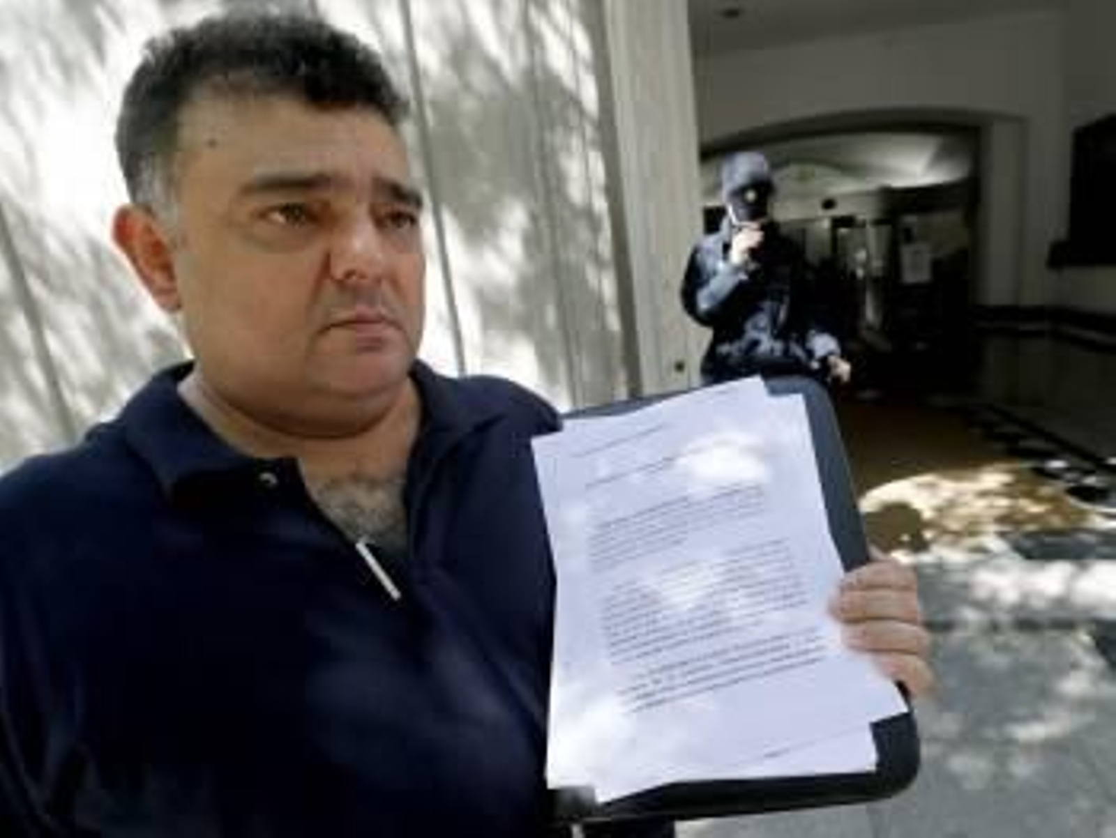 El portavoz de la ADCD, Antonio Moreno, muestra el recurso a los medios. (Foto: JUANJO MARTÍN)