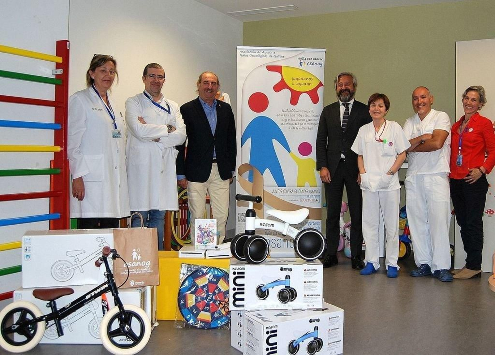 Asanog entregó los nuevos juegos a Pediatría del Cunqueiro
