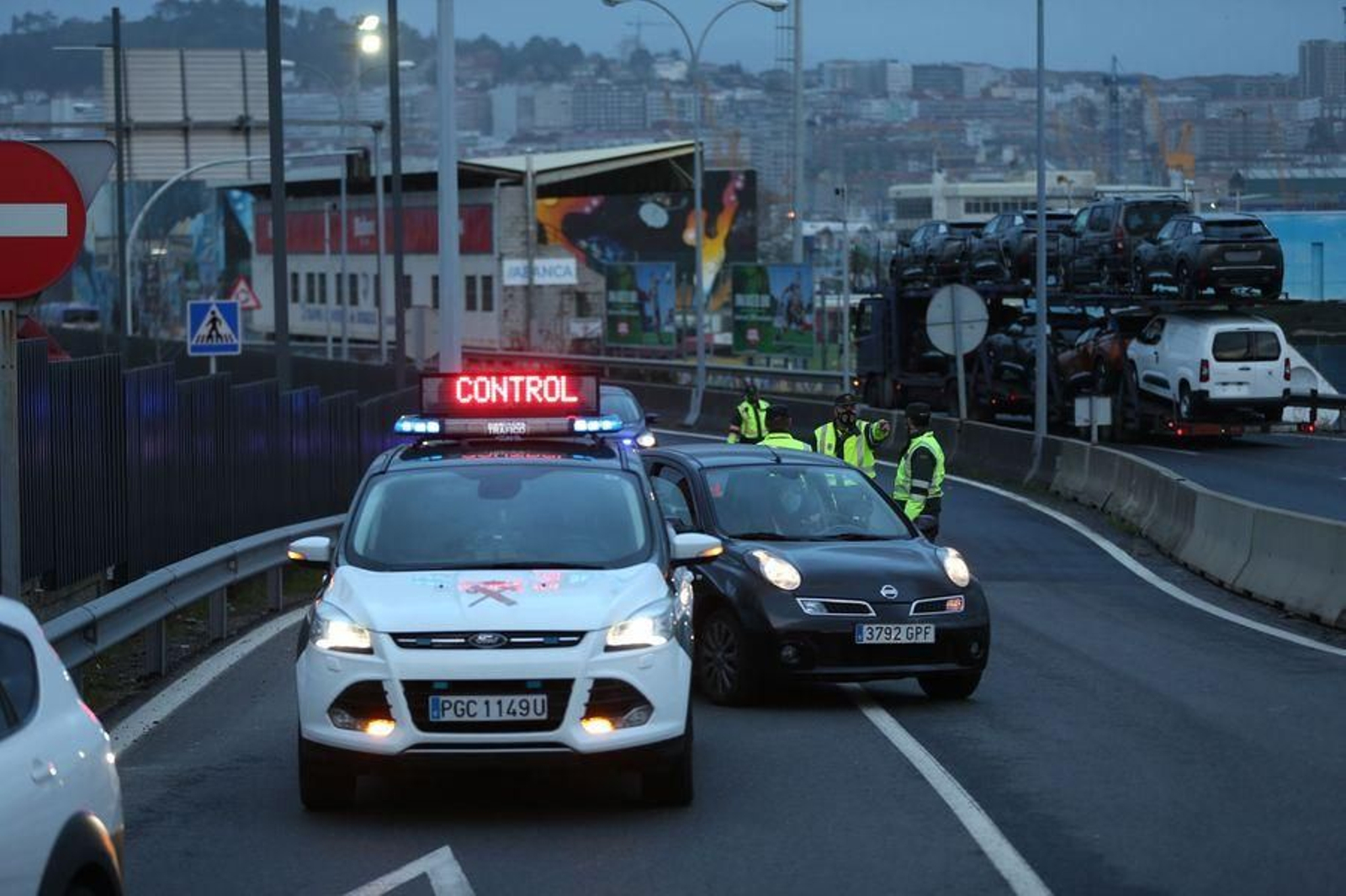 La Guardia Civil realiza controles en los accesos a la ciudad para vigilar la movilidad // Alberte