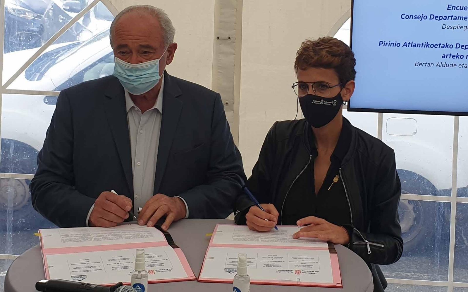 El Presidente de Pirineos Atlánticos, Jean Jacques Lasserre, y la Presidenta Chivite, en la firma del convenio