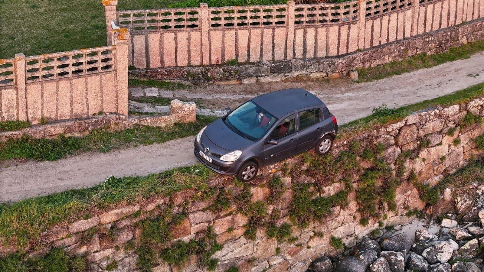 El coche al borde del abismo en Saiáns.