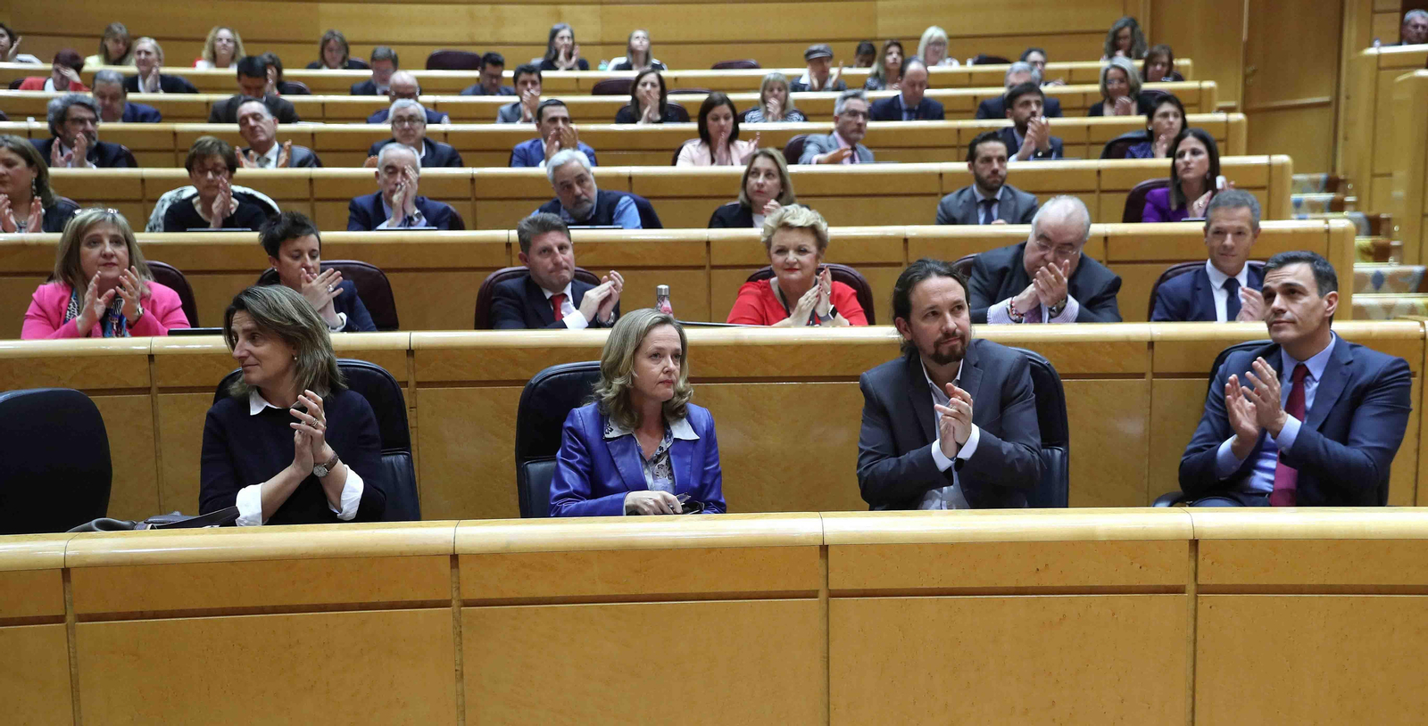 El presidente del Gobierno, Pedro Sánchez (d), aplaude junto a la bancada del partido socialista. EFE/Kiko Huesca