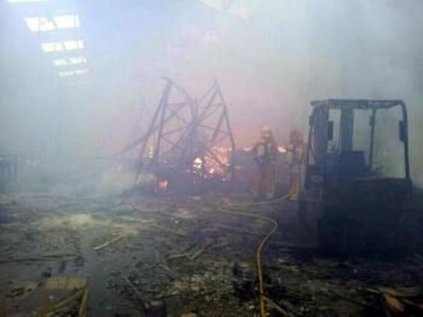 Bomberos trabajando en el incendio en Alaquàs.