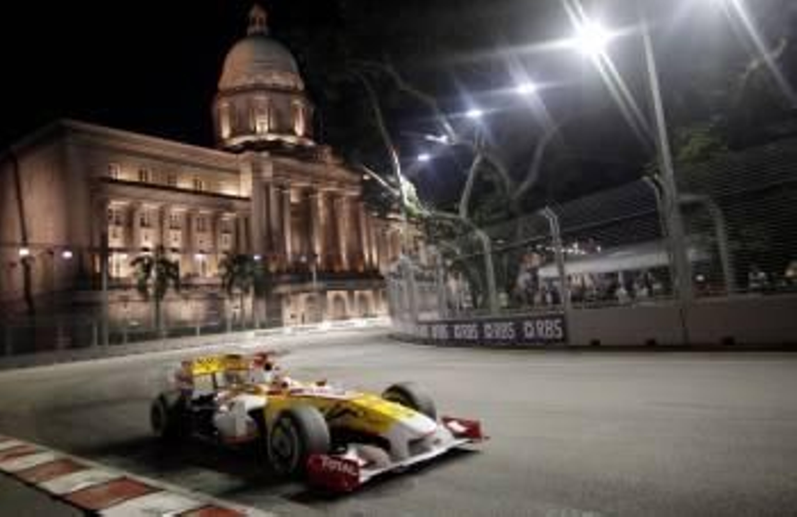 Fernando Alonso, durante  la última sesión de entrenamientos. (Foto: EFE)