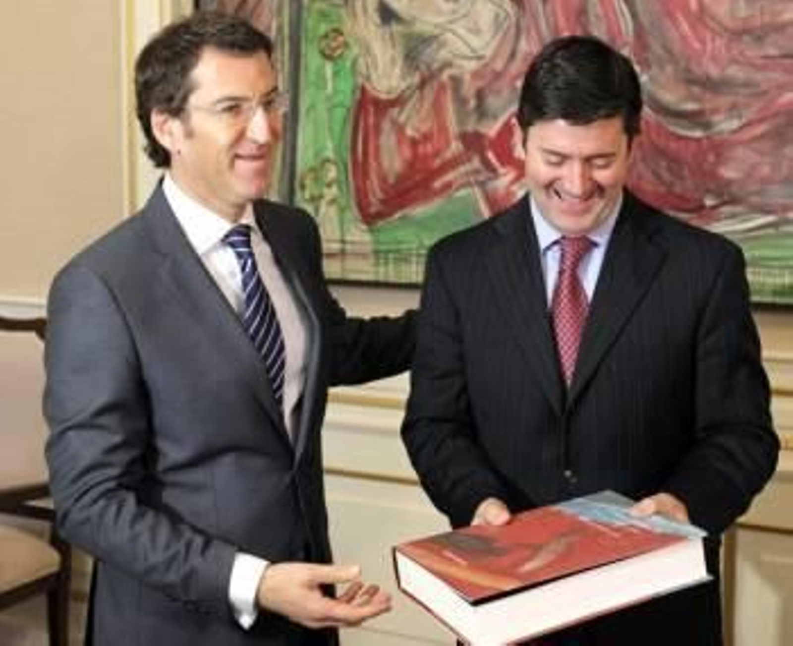 El presidente de la Xunta, Alberto Núñez Feijóo, (izq) recibe en audiencia al nuevo delegado del Gobierno en Galicia, Samuel Juárez, hoy en Santiago de Compostela. (Foto: EFE)