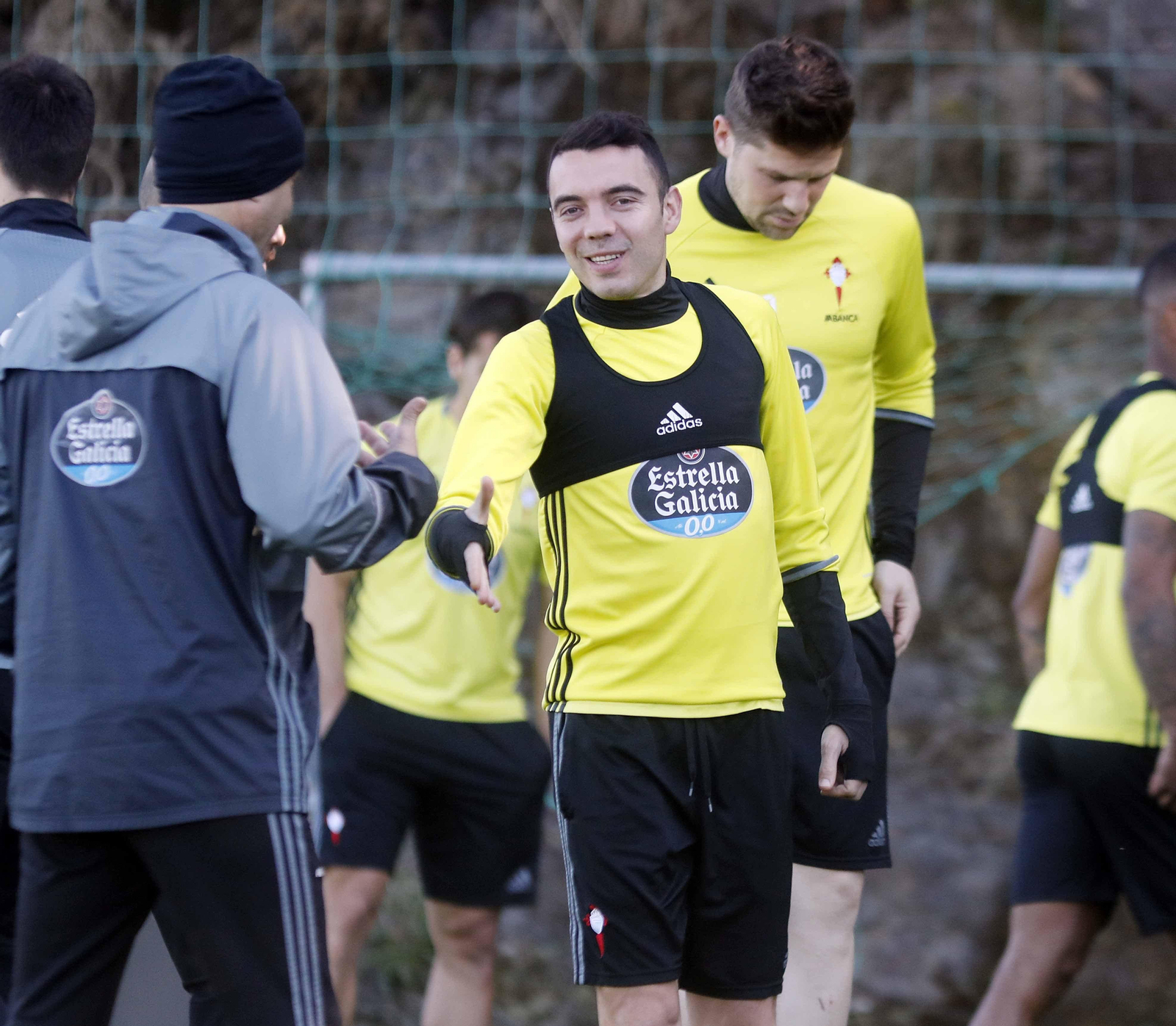 Iago Aspas recibió ayer las felicitaciones de compañeros y técnicos por la ampliación de su contrato.