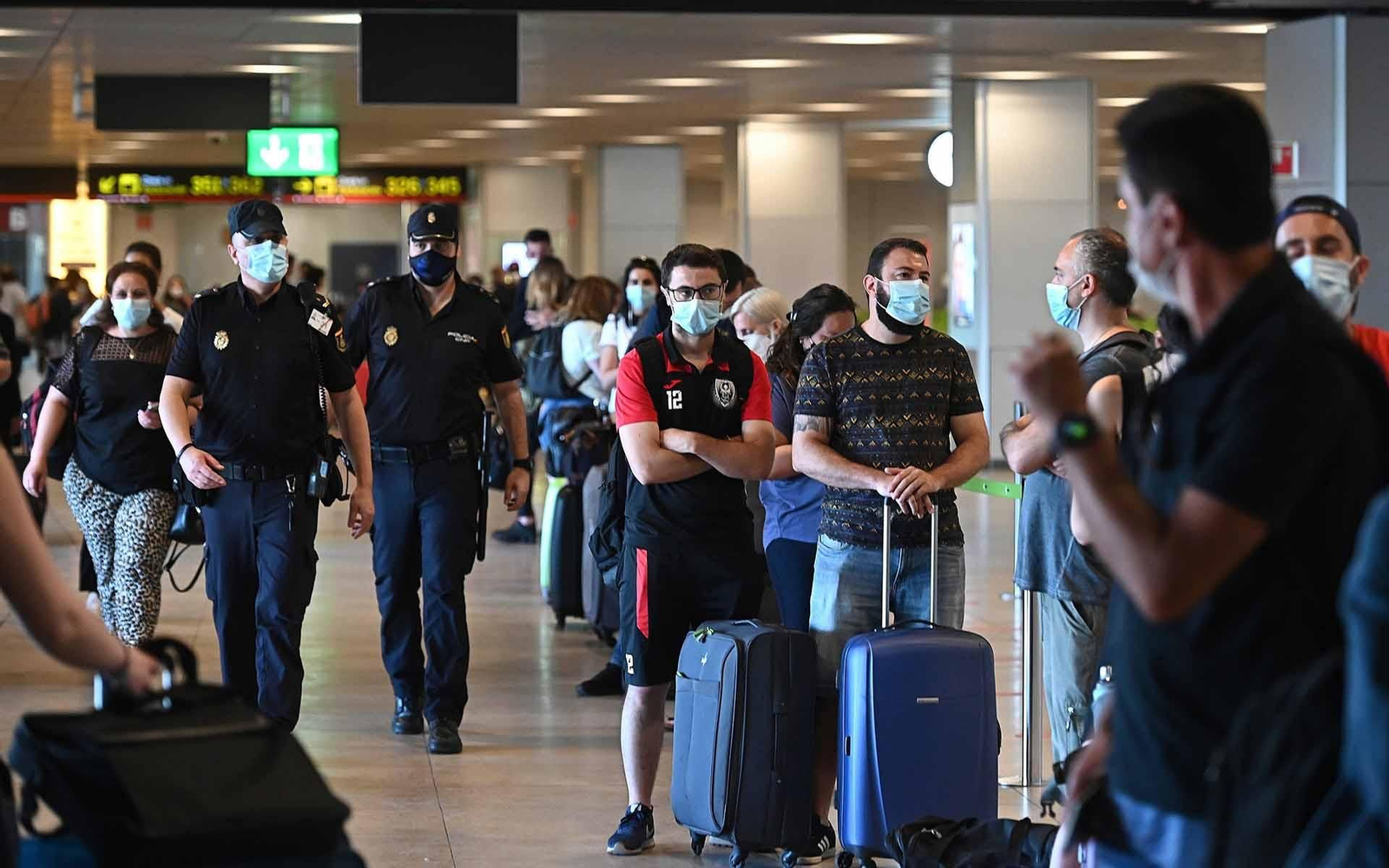 Pasajeros en la T-1 del aeropuerto de Barajas. EFE/ Fernando Villar