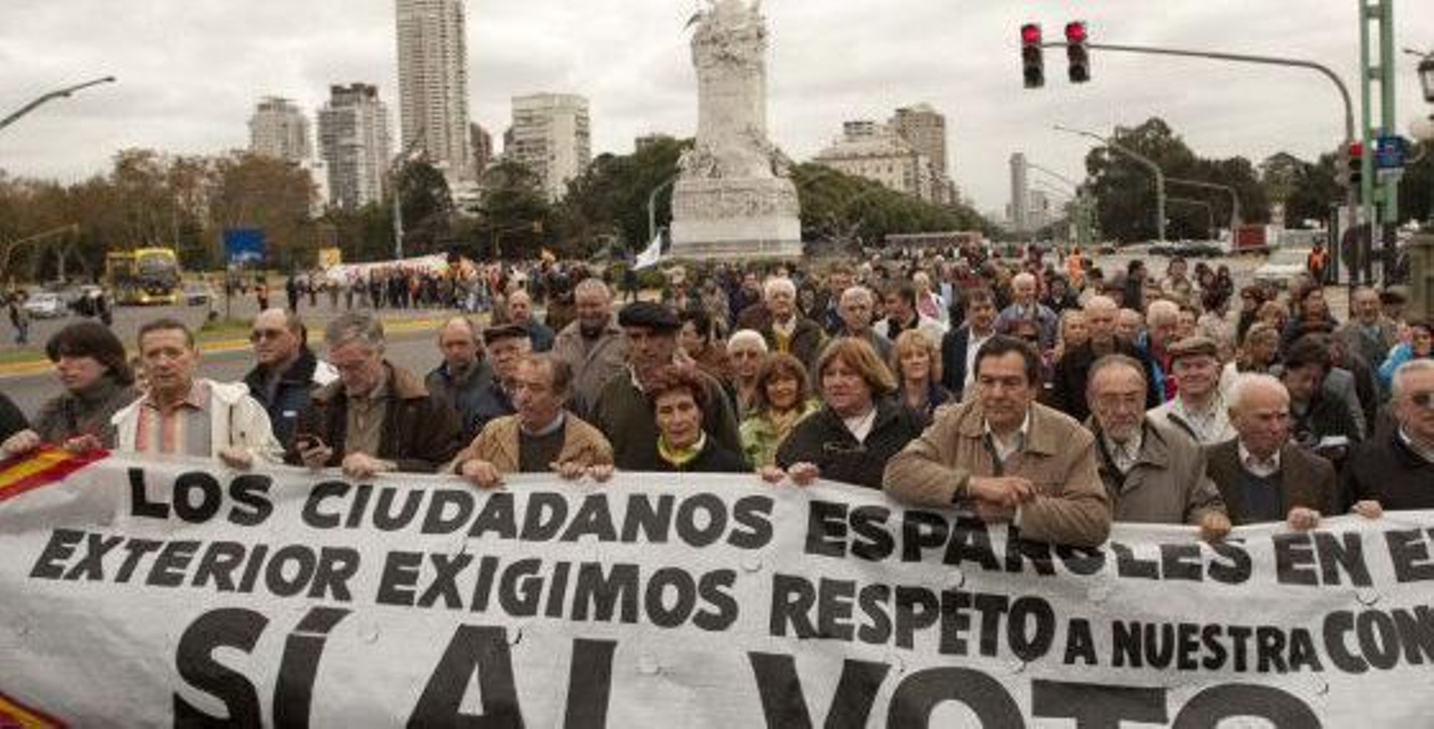 Ciudadanos españoles en el exterior manifestándose contra la obligación de rogar el voto