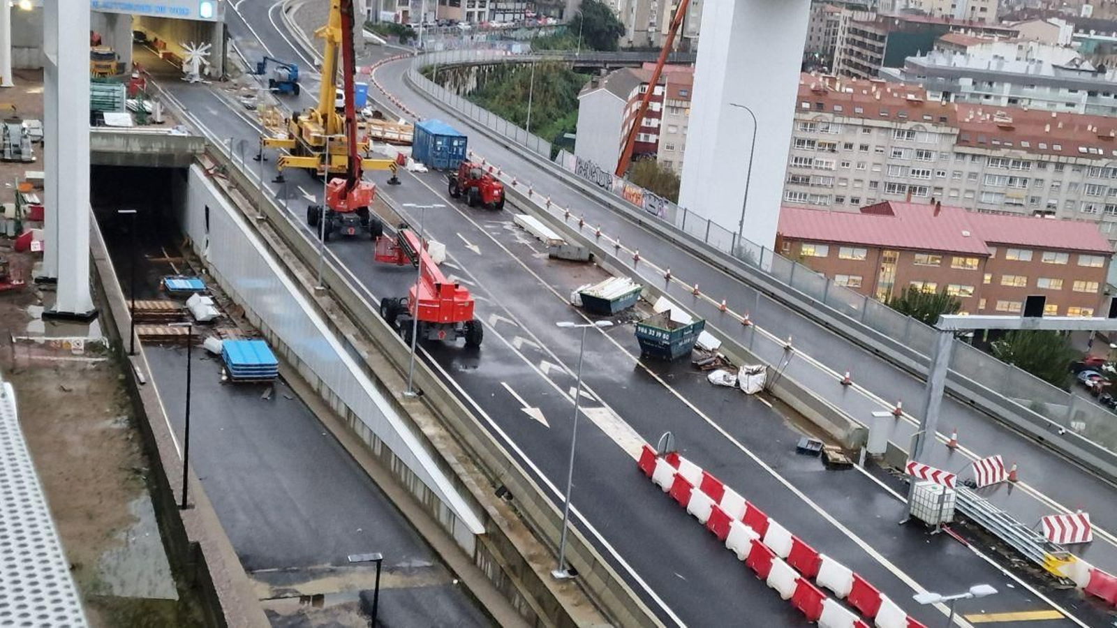 En la imagen se puede ver la futura salida del túnel que llega desde Vialia, en obras desde hace un año, cuando se abrió la estación de autobuses tras finalizar el subterráneo de Lepanto.