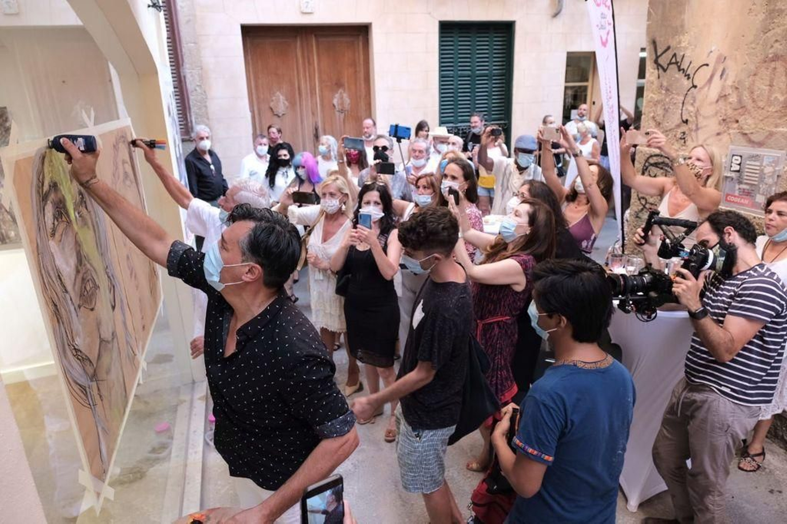 Franck Sastre y Gilbert, realizando una obra in situ en la inauguración.