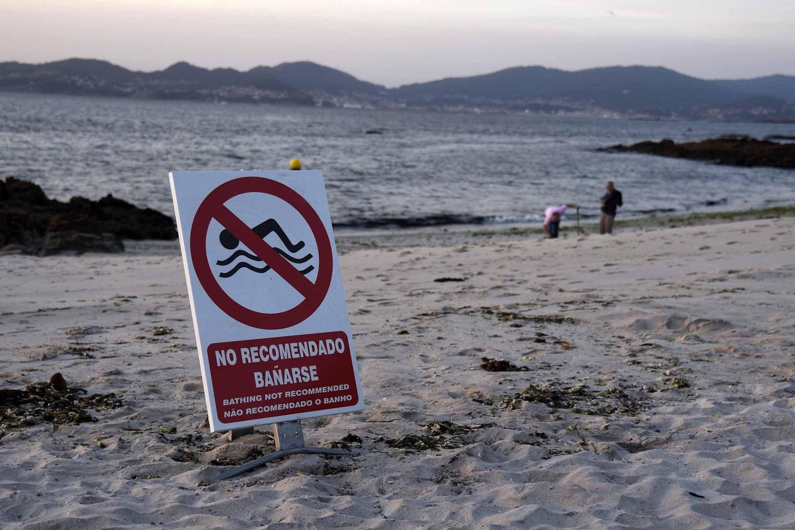 Los carteles advirtiendo sobre el peligro del baño ya se colocaron ayer por la tarde por la Policía Local tras recibir el aviso de Sanidad.