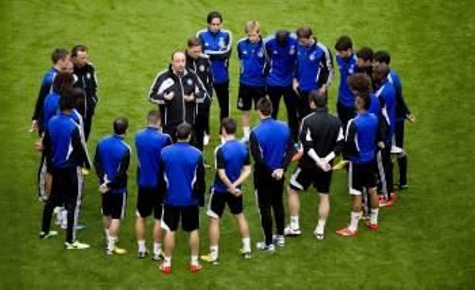 Rafa Benítez habla con sus jugadores. (Foto: ROBIN UTRECHT)