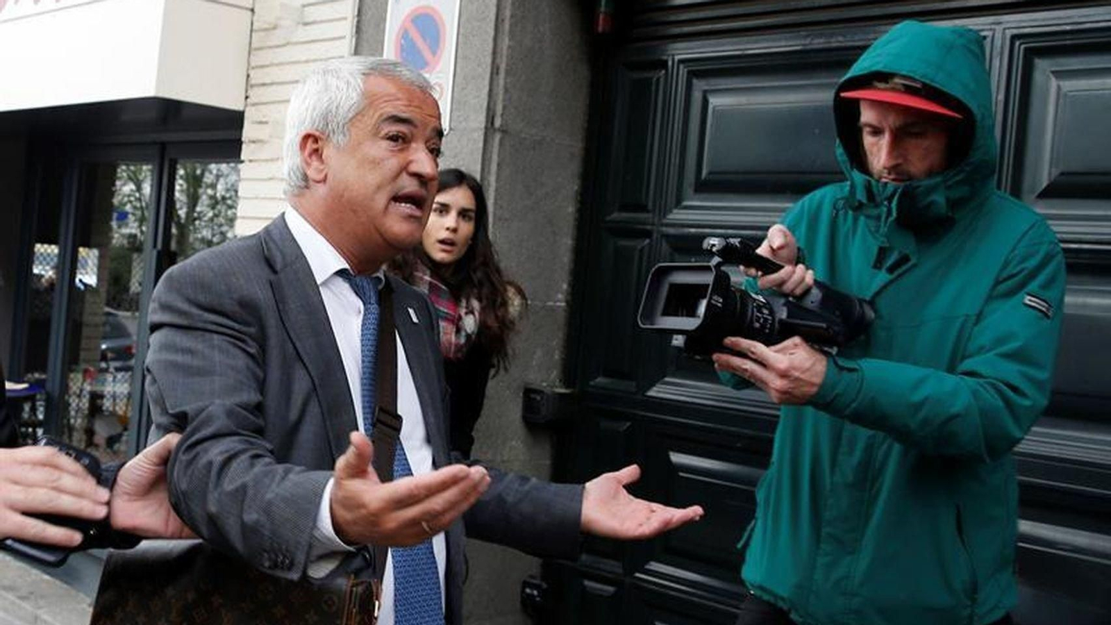 Luis Pineda, durante el registro policial a la sede de Ausbanc.