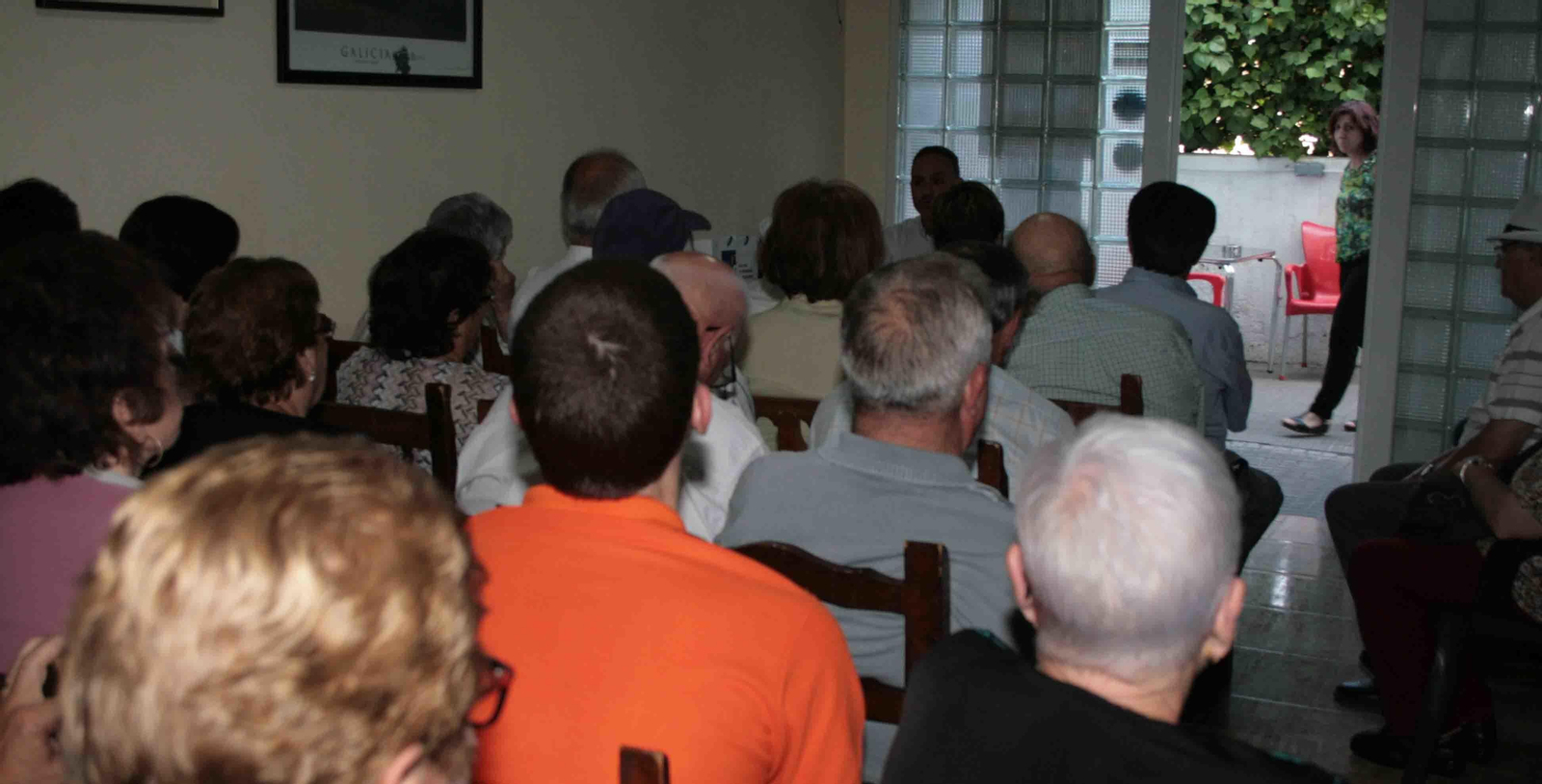 Asistentes al acto literario en recuerdo de María Victoria Moreno.