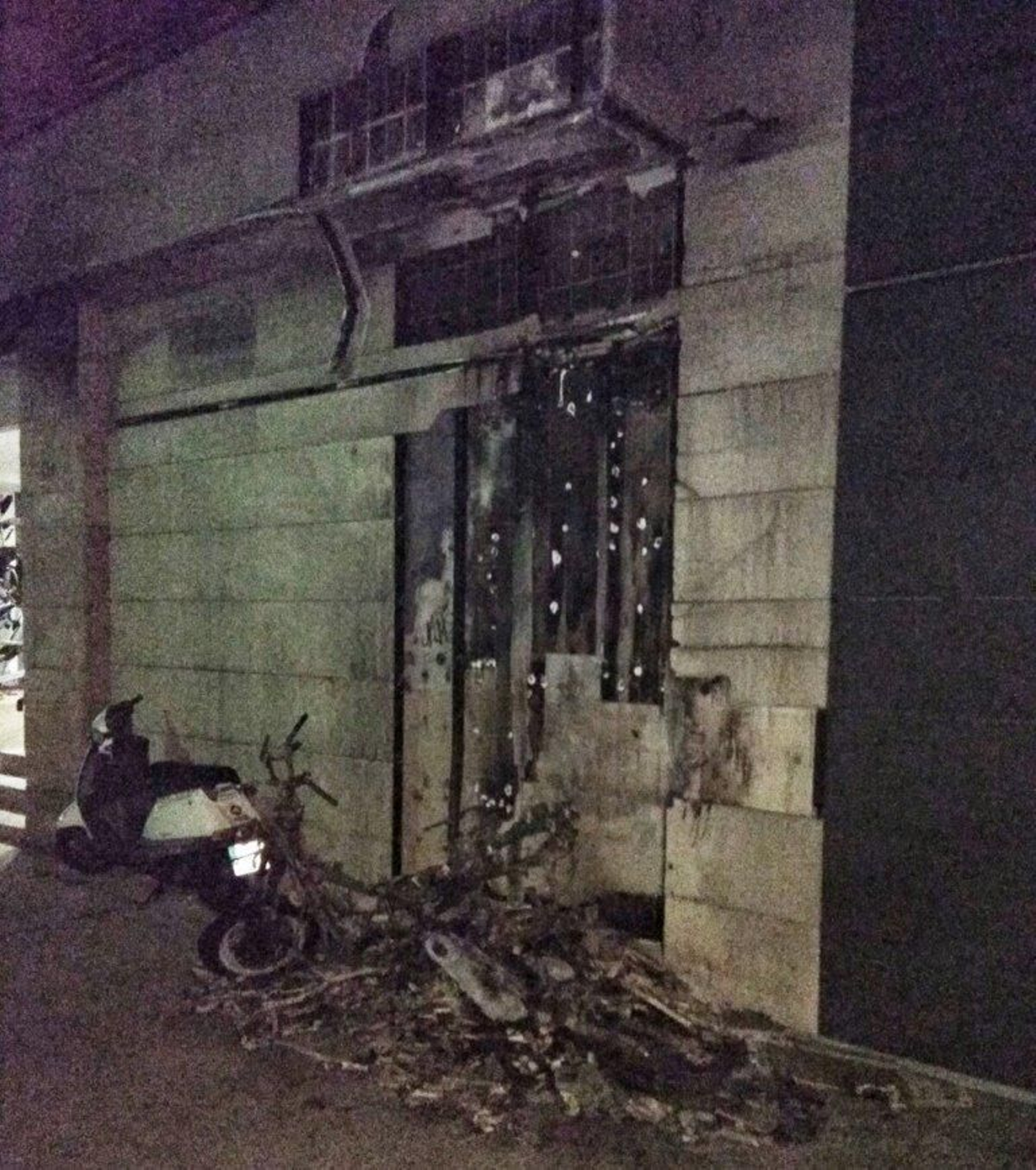 Imagen de un acto vandálico en Coia en Reyes, con la quema de motos.