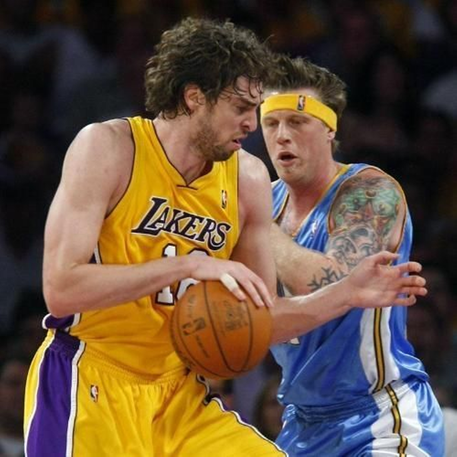 Gasol intenta zafarse de la presión de Anderson.