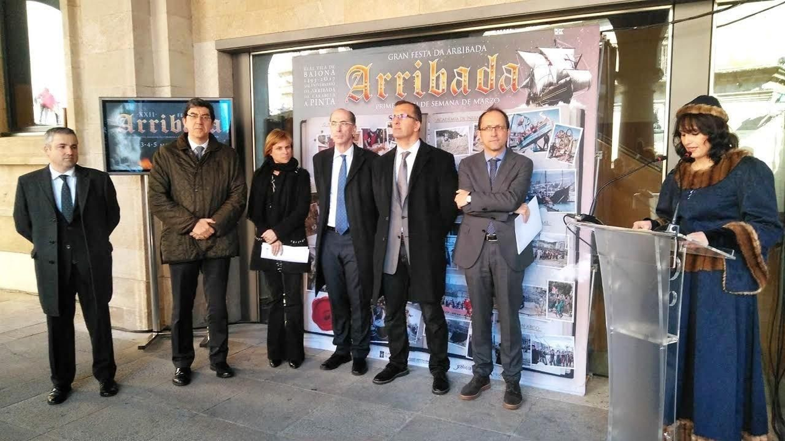 María Iglesias presentó la fiesta a los compostelanos.