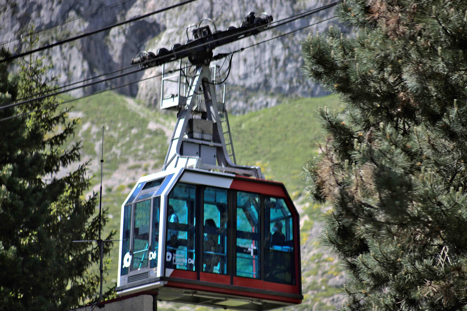 El teleférico de Fuente Dé, en el Parque Nacional de los Picos de Europa (Cantabria). EFE/Maru García