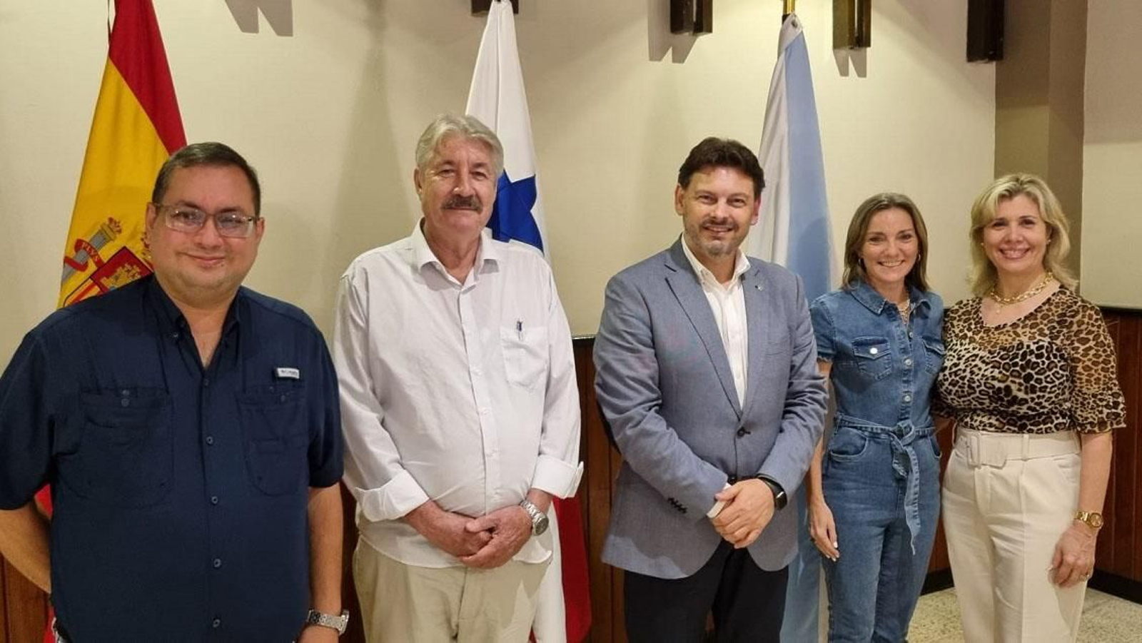 Imagen de la visita del secretario xeral da Emigración de la Xunta de Galicia a la Sociedad Española de Beneficencia de Panamá