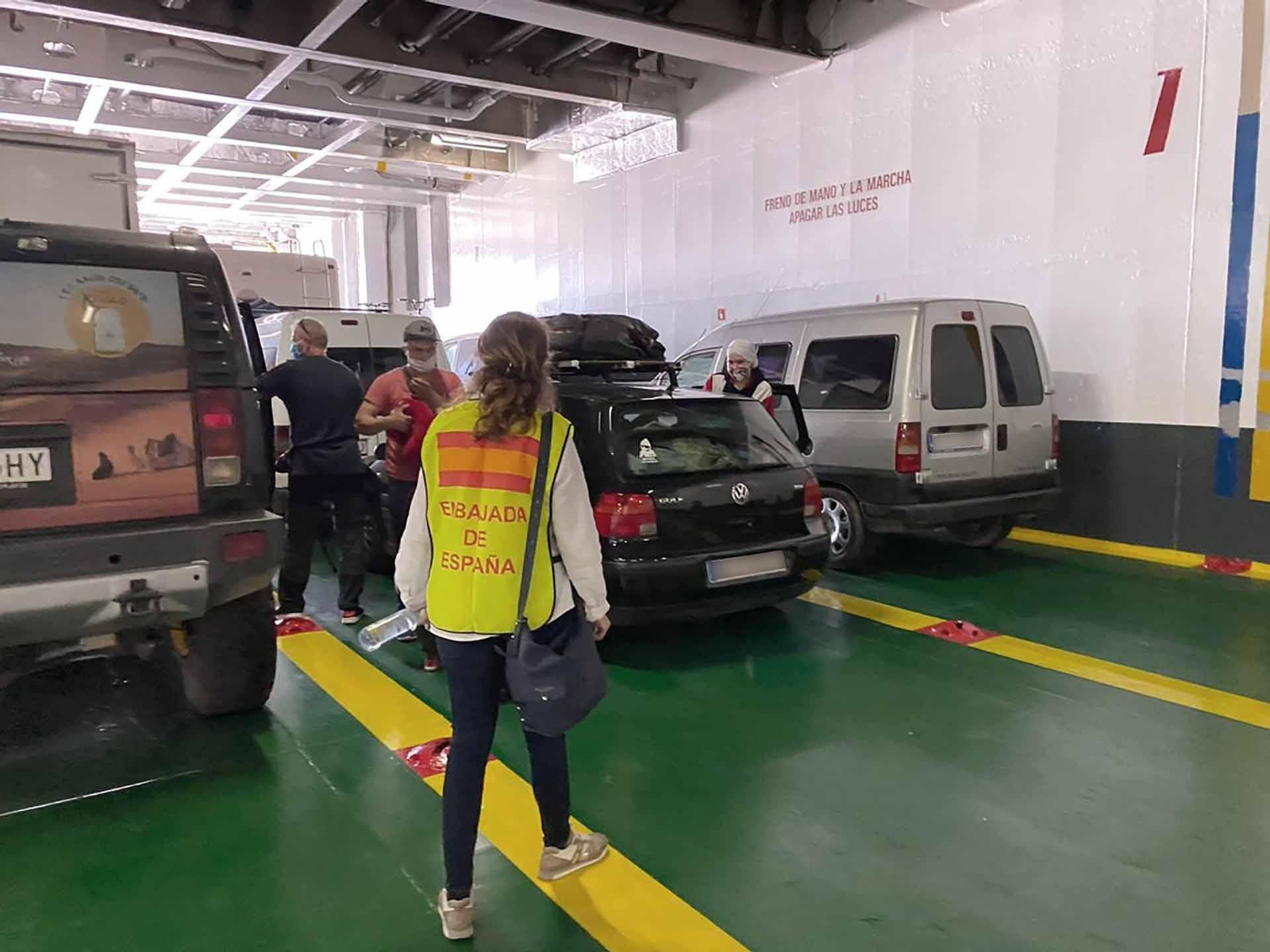 Un miembro de la Embajada Española en Marruecos asiste al puerto de Tánger un ferry con destino España. EFE/ Maribel García de Lara/Embajada de España