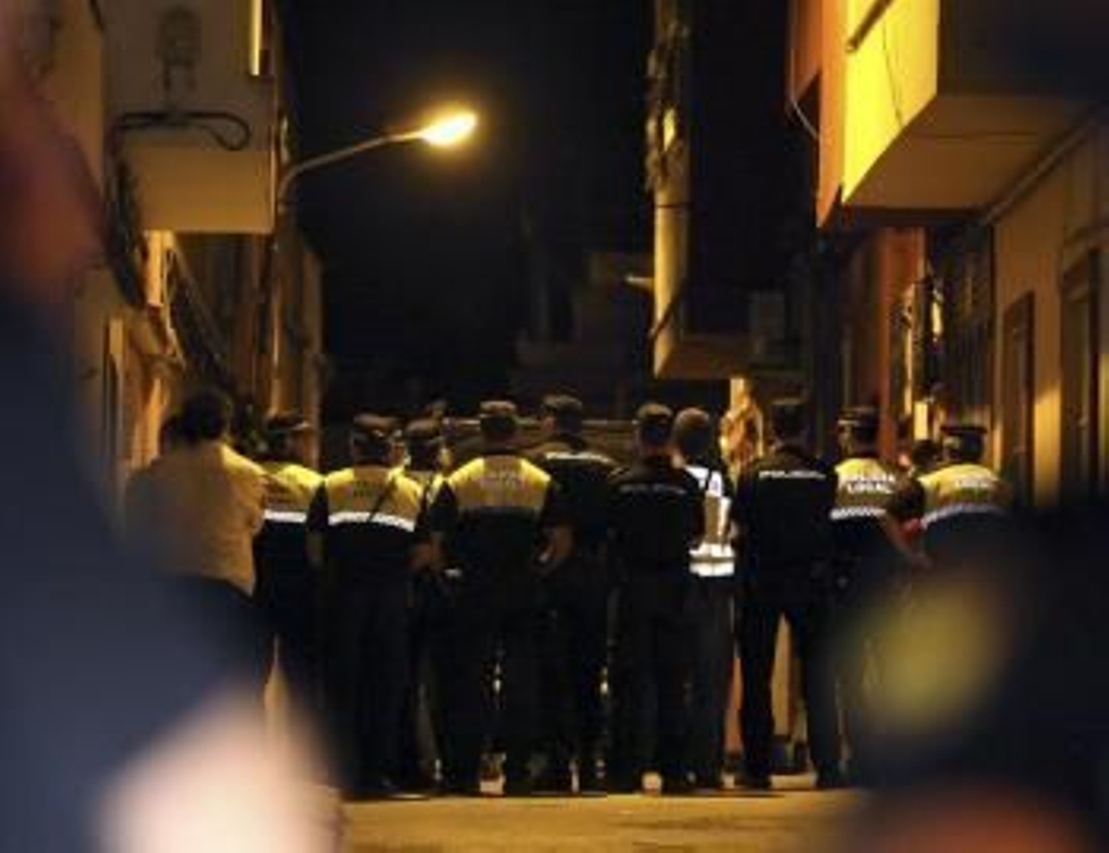 Varios policías ocultan a la prensa la salida de los féretros con los cuerpos de los dos menores