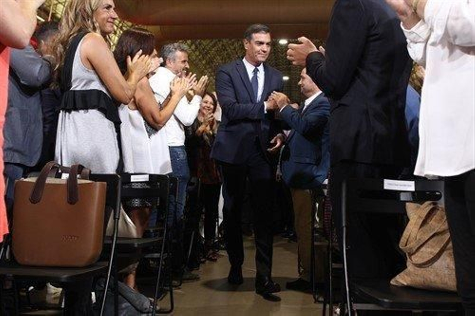 El presidente del Gobierno en funciones, Pedro Sánchez, recibe el apaluso de sus compañeros de partido, durante la presentación de la propuesta abierta de 'Programa común progresista'.