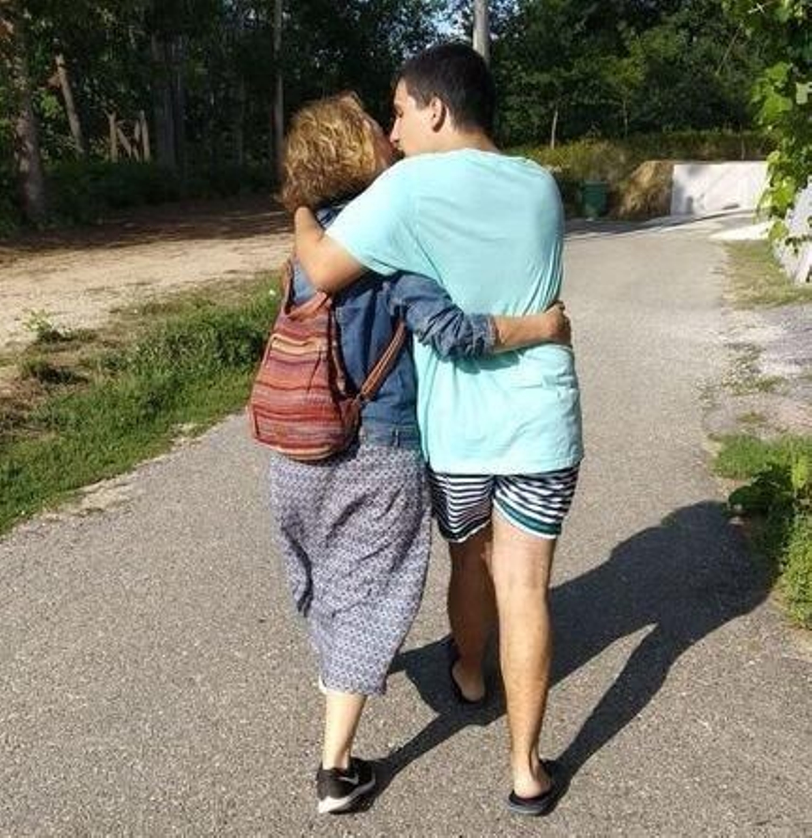 María del Carmen, de paseo con su hijo Daniel.