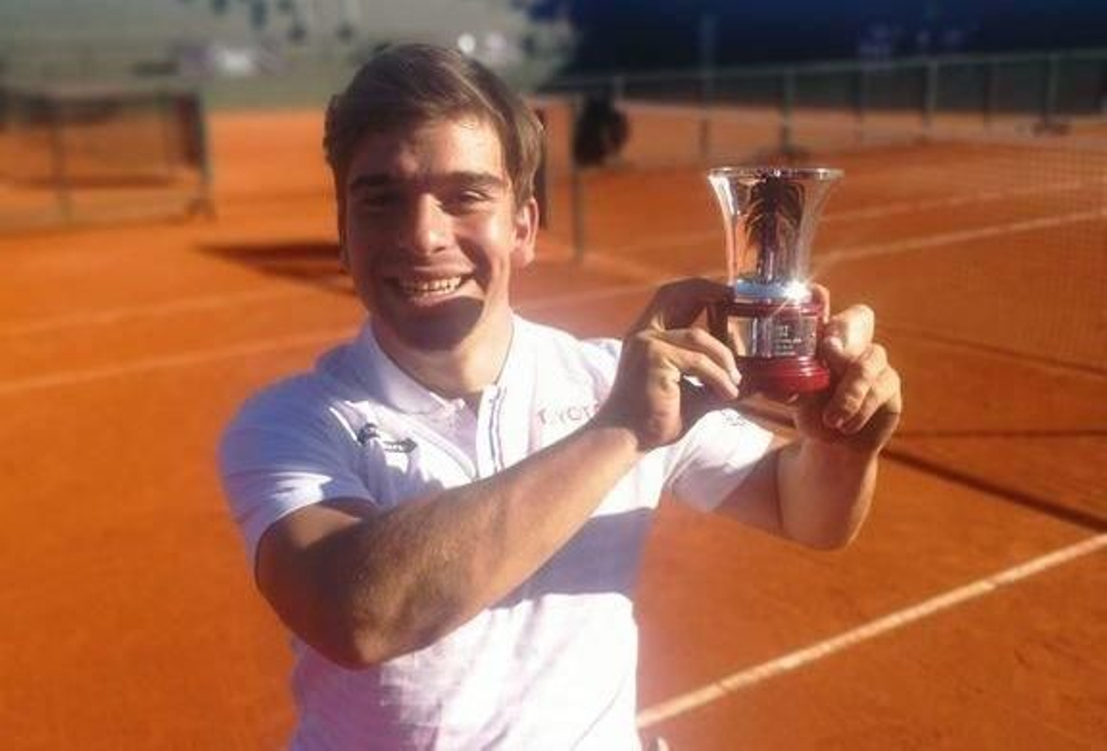 El vigués Martín de la Puente posa con el trofeo de campeón del Máster Nacional de tenis en silla.