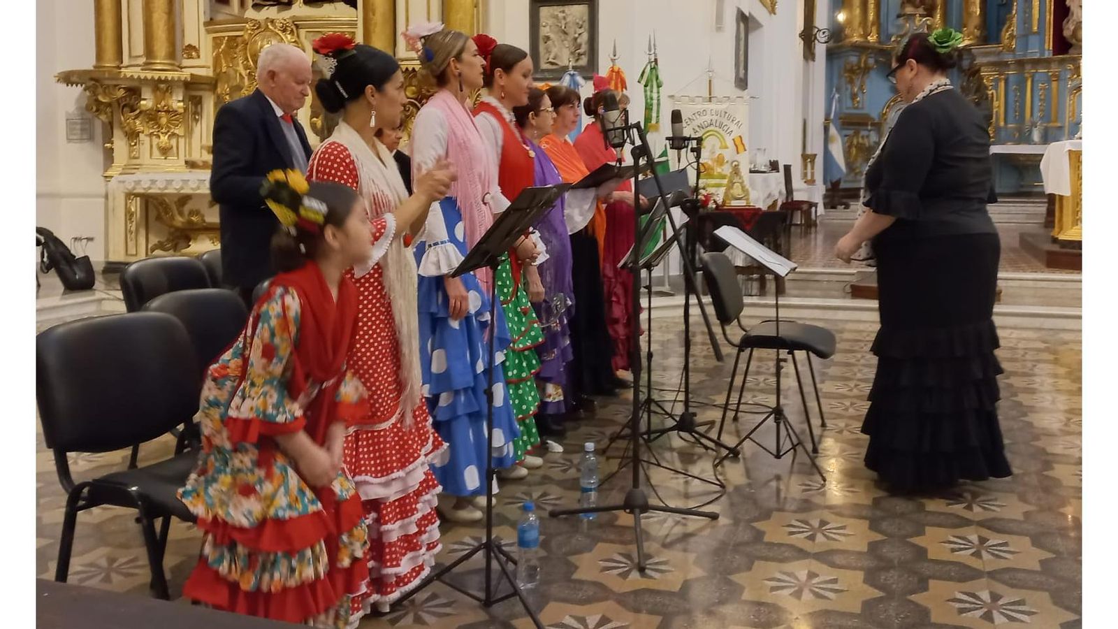 El coro dio la bienvenida a los presentes cantando “Qué alegría”