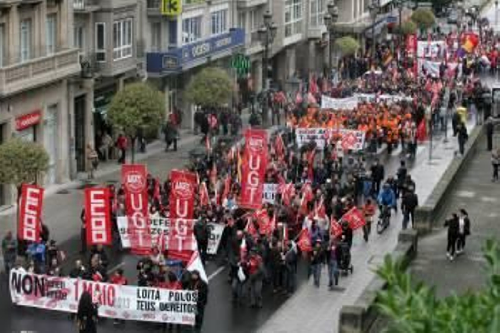 La manifestación convocada por UGT y CC.OO., al inicio del recorrido.  (Foto: MARCOS ATRIO)