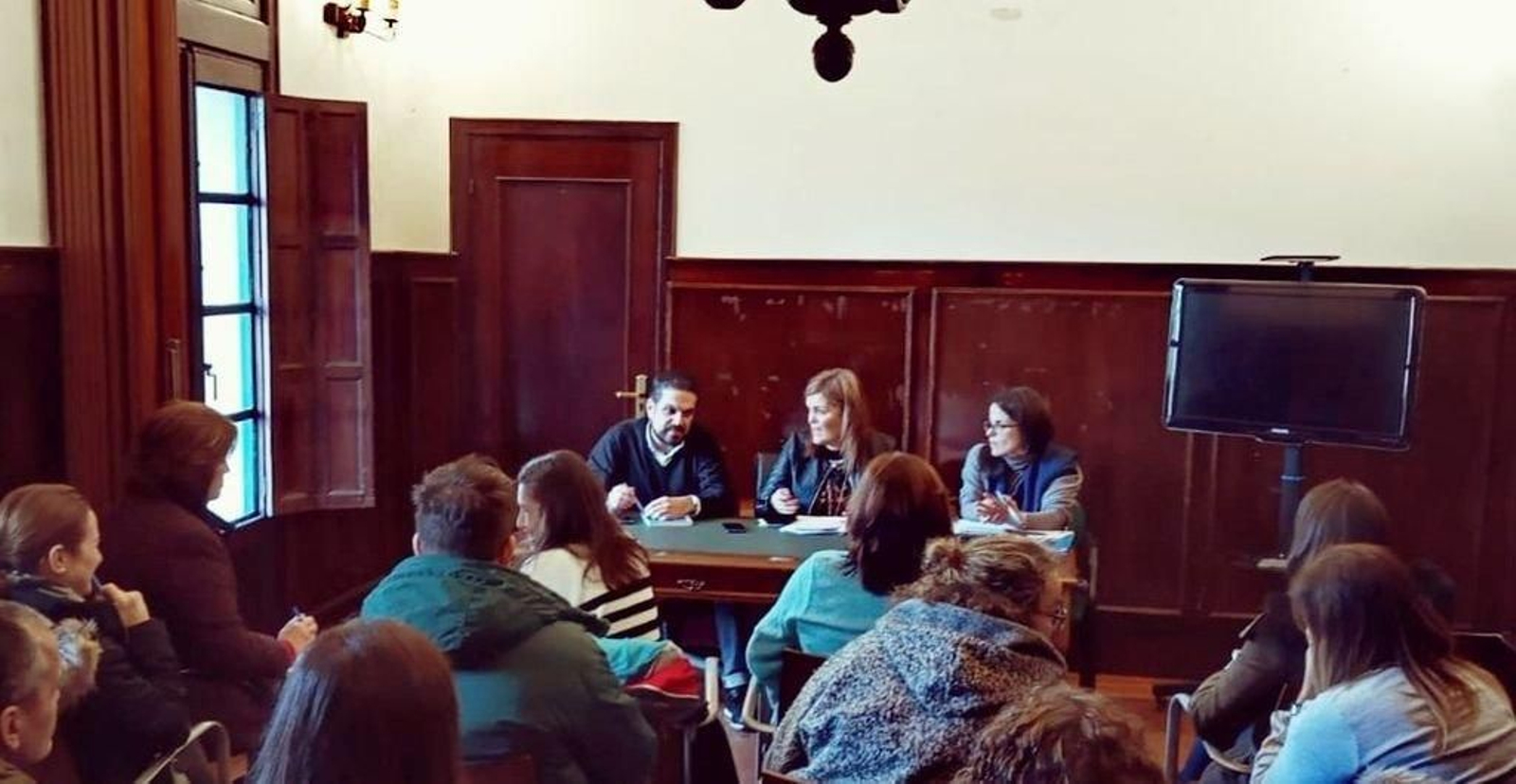 En la reunión con los colegios participaron la alcaldesa, Digna Rivas, y el concejal de Cultura, Daniel Boullosa.