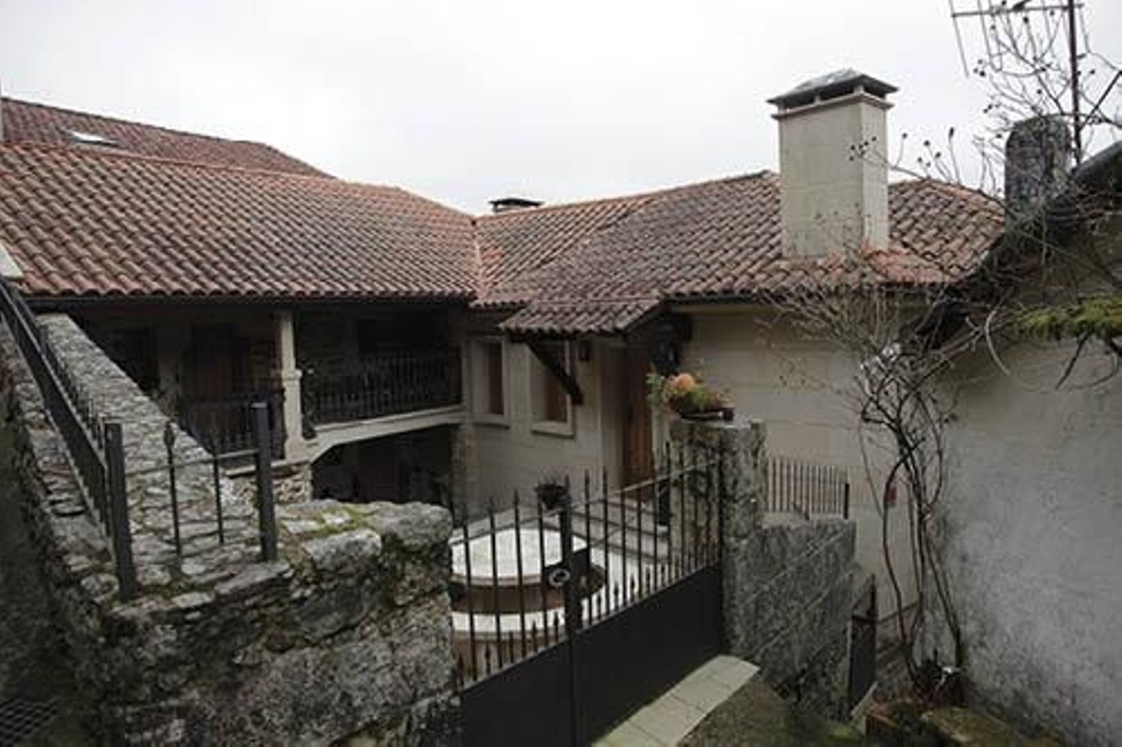 Vivienda familiar de Gustavo Cota, en el pueblo de Couso (Avión)