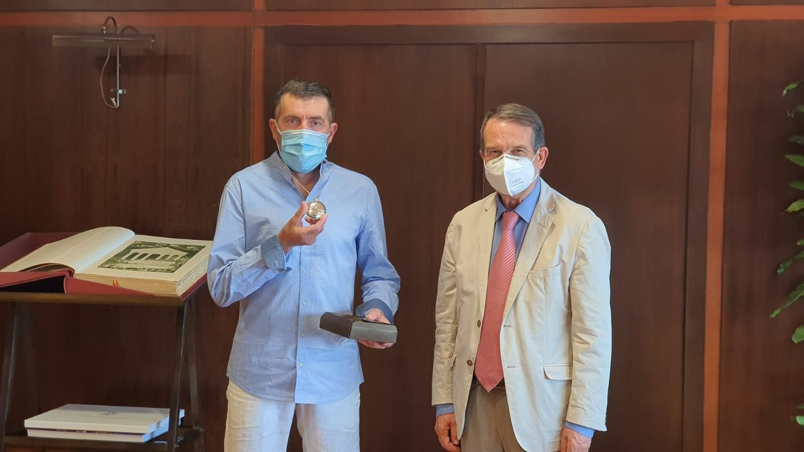 Alejandro Gómez con el alcalade