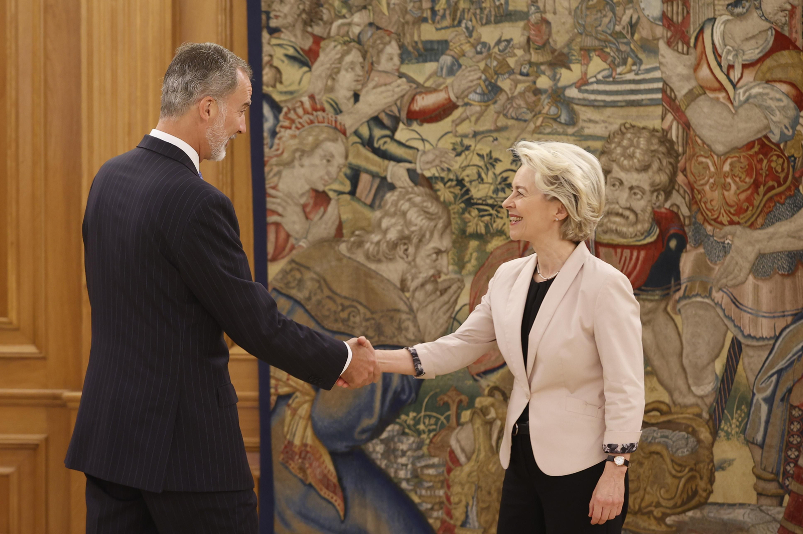 El rey Felipe VI saluda a la presidenta de la Comisión Europea, Ursula von der Leyen, con quien mantiene una reunión este miércoles en el Palacio de la Zarzuela. EFE/ Mariscal