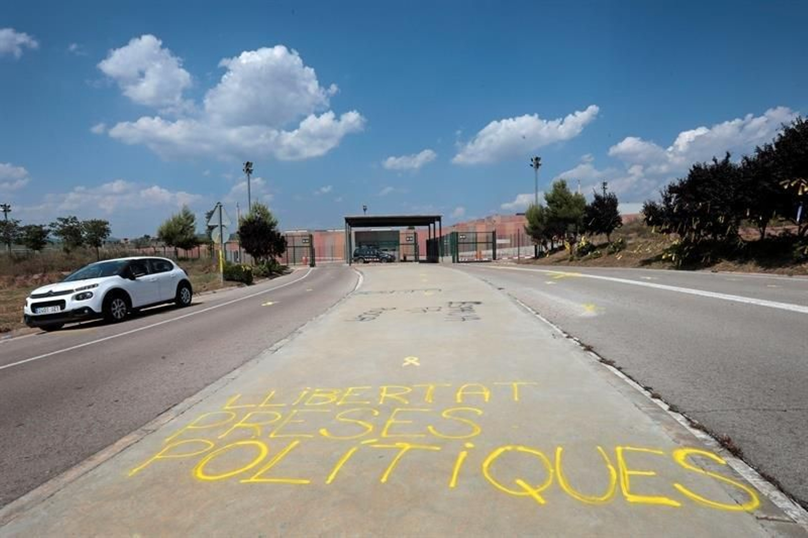 Aspecto de los accesos, desde la C-55, al centro penitenciario de Lledoners